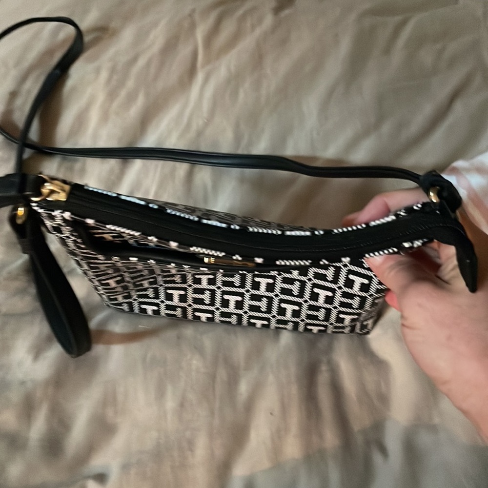 Tommy Hilfiger B&W Monogram, Vegan Leather Crossbody bag. - Picture 11 of 13